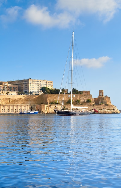 Un Voilier Entre Dans La Baie De Grand Valetta Par Une Journée Ensoleillée