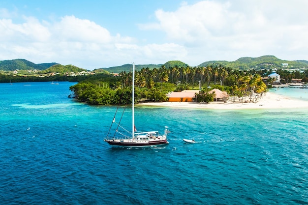 Voilier entre dans la baie de la Martinique Polynésie française