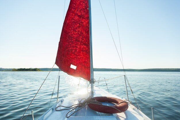 Voilier avec espace de copie de voile rouge