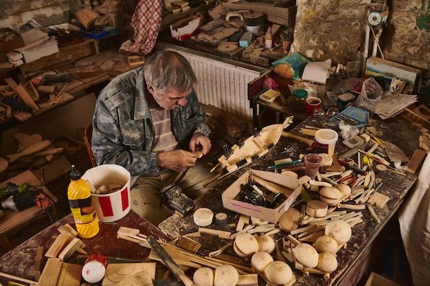 Voilier fait main en bois dans l'atelier de menuiserie. Artisan faisant un voilier en bois dans un atelier à domicile