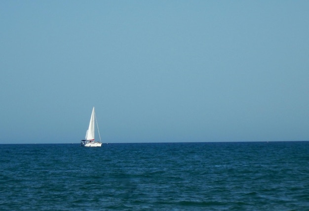 Voilier sur l'horizon bleu