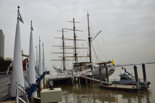 Voilier sur la jetée à proximité du remblai Malecon 2000 à Guayaquil