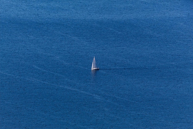 Photo un voilier sur le lac de garde