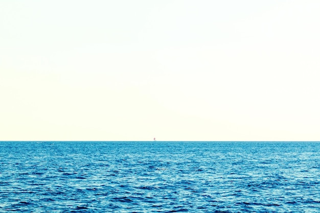 Voilier lointain sur la mer, vacances d'été