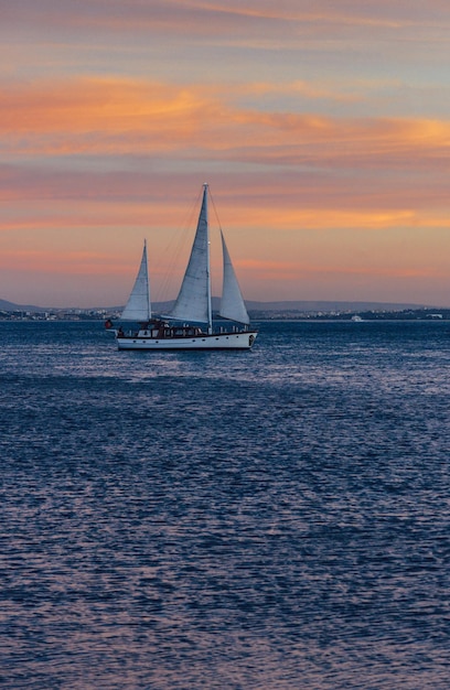 Voilier de luxe sur le Tage au coucher du soleil à Lisbonne Portugal