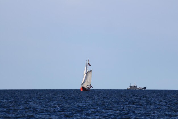 Photo un voilier en mer contre un ciel dégagé