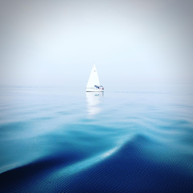 Photo un voilier sur la mer contre le ciel