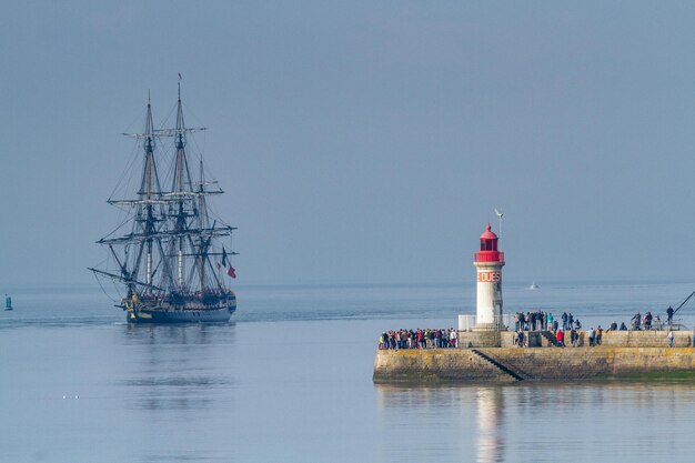 Photo un voilier en mer contre le ciel