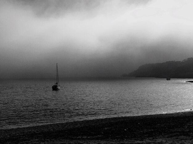 Photo un voilier sur la mer contre le ciel