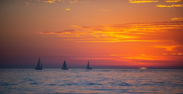 Voilier en mer mer plage avec coucher de soleil ciel abstrait copie espace de vacances d'été et voyage...