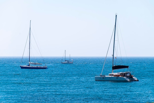 Voilier en mer naviguant sur les flots Plaisancier lors d'une formation sur un voilier