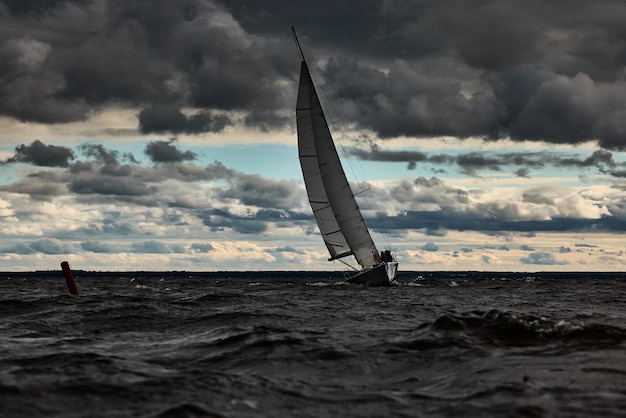 Voilier en mer par temps orageux nuages orageux ciel voile régate grandes vagues d'eau