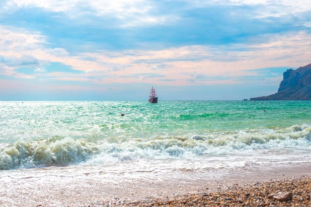 Voilier naviguant sur la mer Paysage marin pittoresque