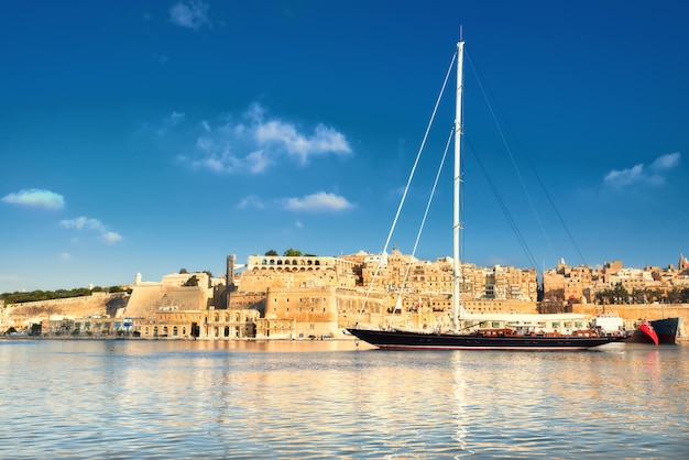 Un voilier pénètre dans la baie de Grand Valetta par une belle journée