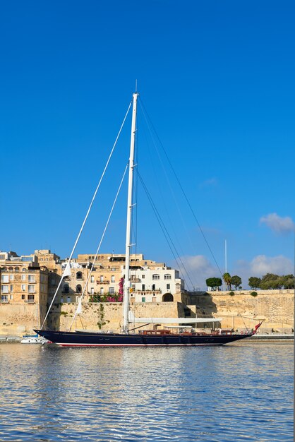 Un voilier pénètre dans la baie de Grand Valetta par une belle journée