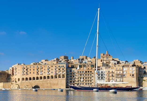 Un voilier pénètre dans la baie de Grand Valetta par une belle journée