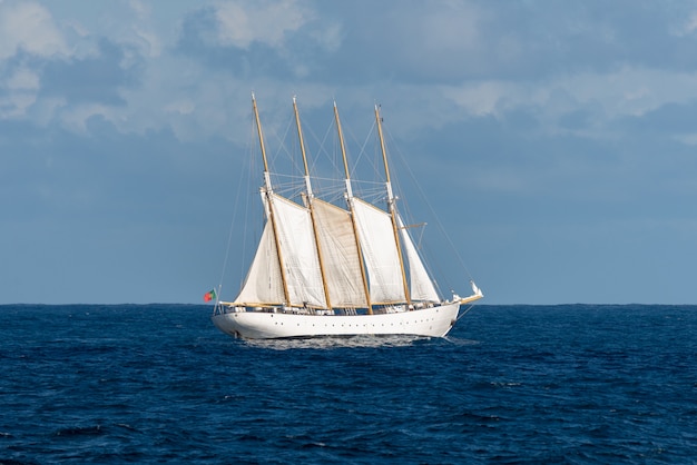 Voilier avec quatre voiles blanches