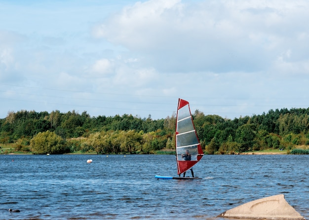 Voilier rouge sur le lac