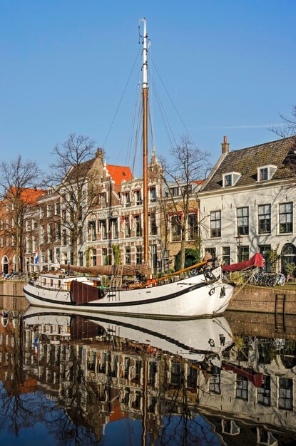 Photo le voilier schiedam dans le canal historique