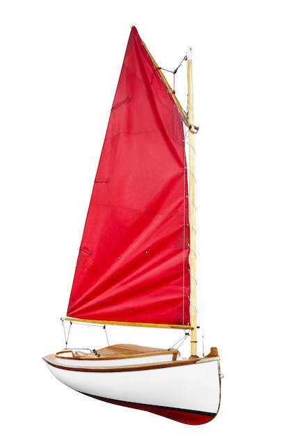 Voilier à voile rouge écarlate isolé sur fond blanc