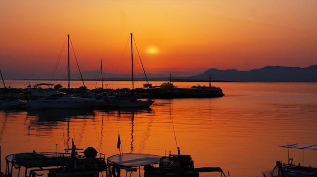 Des voiliers amarrés au port au coucher du soleil