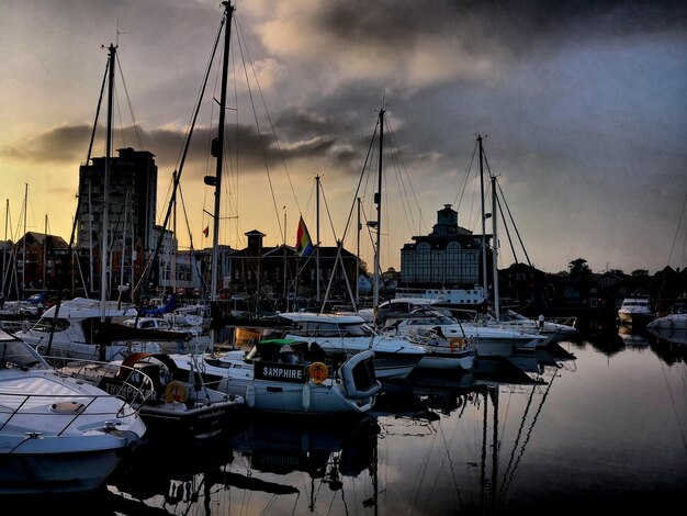 Photo des voiliers amarrés dans le port au coucher du soleil