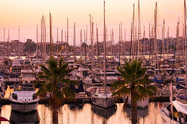 Des voiliers amarrés dans le port au coucher du soleil