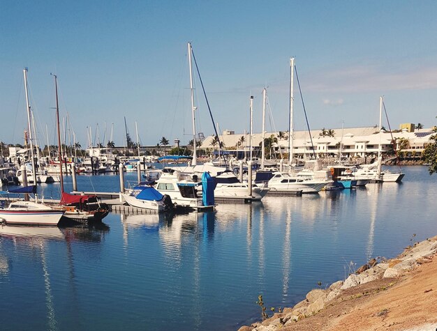 Des voiliers amarrés dans le port contre un ciel bleu clair