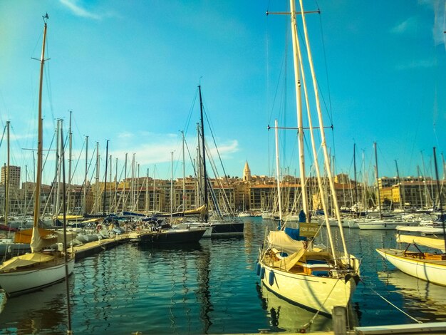 Photo des voiliers amarrés dans le port