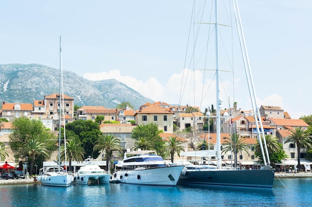 Des voiliers amarrés sur la mer Adriatique par des maisons contre le ciel à cavtat