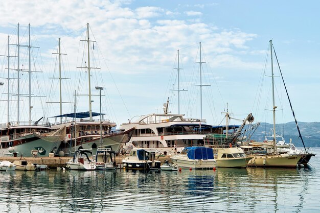 Voiliers au port de la mer Adriatique à Omis, Croatie