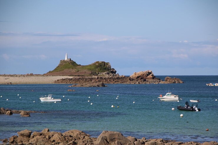 Photo des voiliers sur la côte contre le ciel