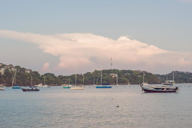 Voiliers dans la baie sur fond de gros nuage rose.