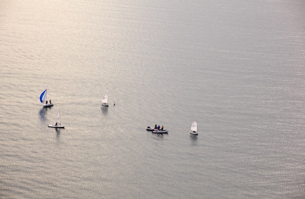 Voiliers dans la mer