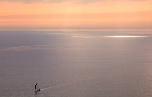 Voiliers dans la mer