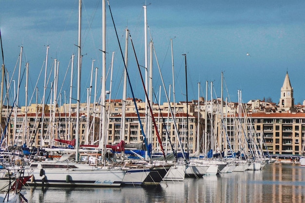 Photo des voiliers dans le port de plaisance