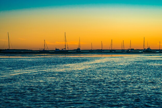 Voiliers à Faros Beach au coucher du soleil