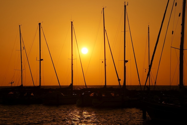 Des voiliers en mer au coucher du soleil