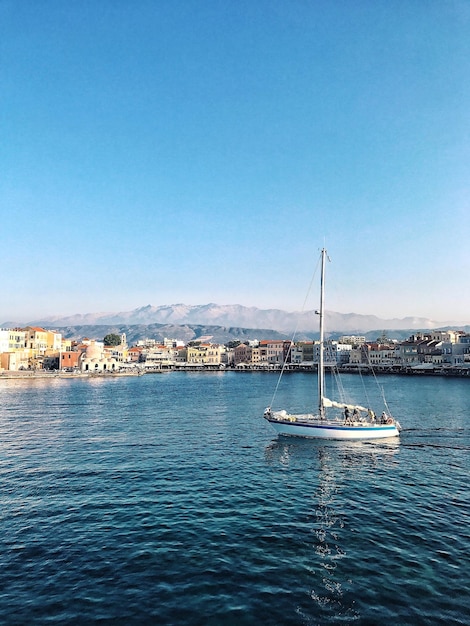Des voiliers en mer contre un ciel bleu clair