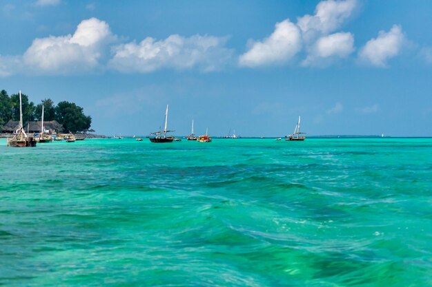 Photo des voiliers en mer contre le ciel