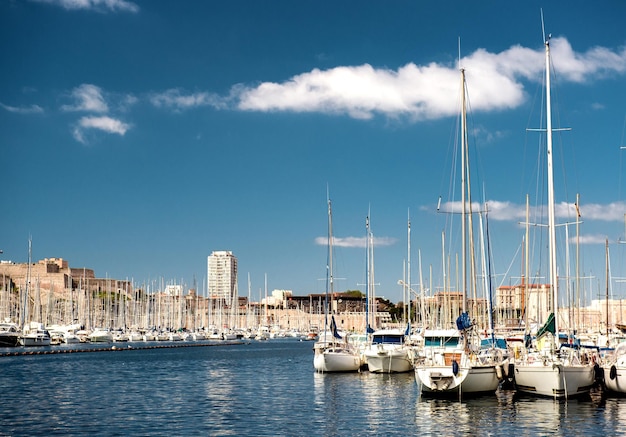 Des voiliers en mer.