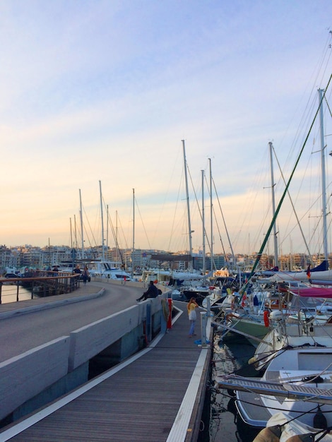 Voiliers et yachts au port du Pirée