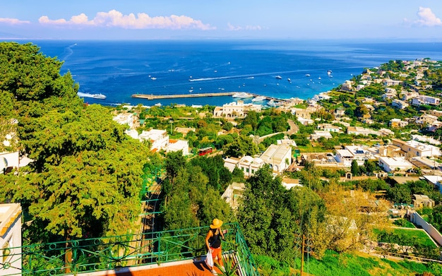 Voir avec l'architecture des villas sur l'île de Capri à Naples en Italie. Paysage avec bateaux et yachts en mer Méditerranée sur la côte italienne. Anacapri en Europe l'été. Paysage d'Amalfi sur la montagne Solaro