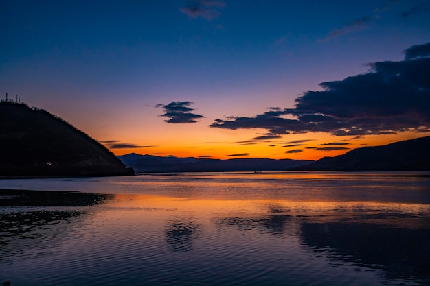 Voir au coucher du soleil sur les gorges du Danube à Djerdap en Serbie