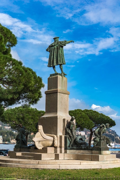 Voir au monument à Christophe Colomb à Rapallo, Italie