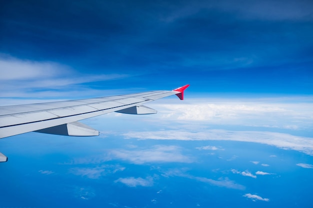 Voir l'avion nuageux dans le ciel