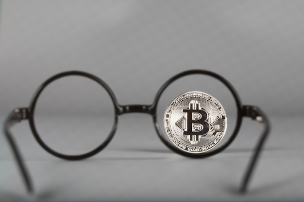 Voir à bitcoin à travers des verres de lunettes. Fermer