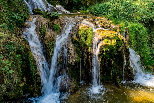 Voir à la cascade de Gostilje à la montagne Zlatibor en Serbie
