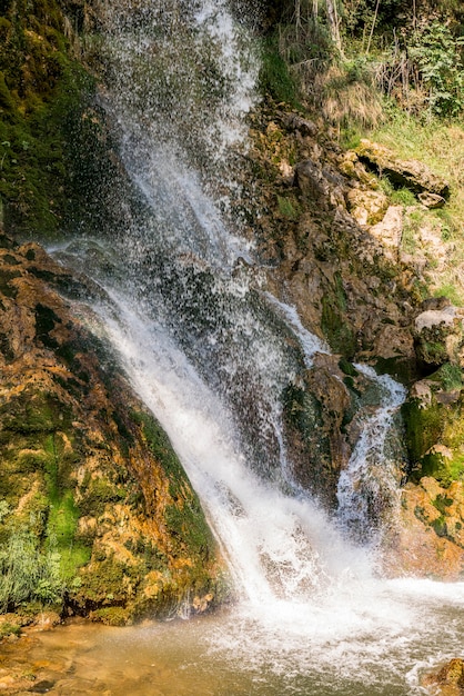 Voir à la cascade de Gostilje à la montagne Zlatibor en Serbie