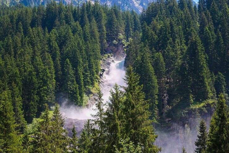 Photo voir la cascade krimml d'inspiration alpine dans les montagnes en été. trekking dans le parc national hohe tauern, autriche